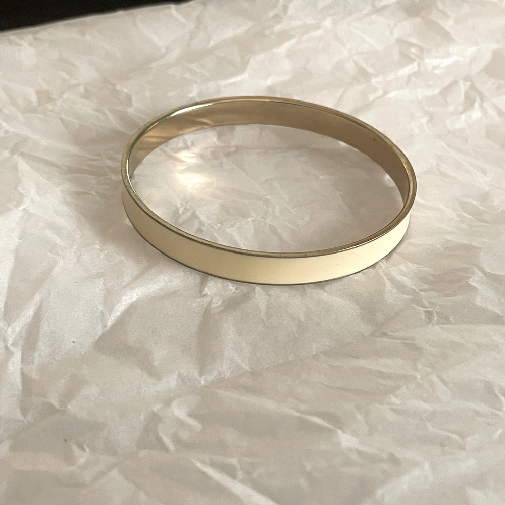 Beautiful, yet simple cream bracelet. Easy to stack or wear alone!